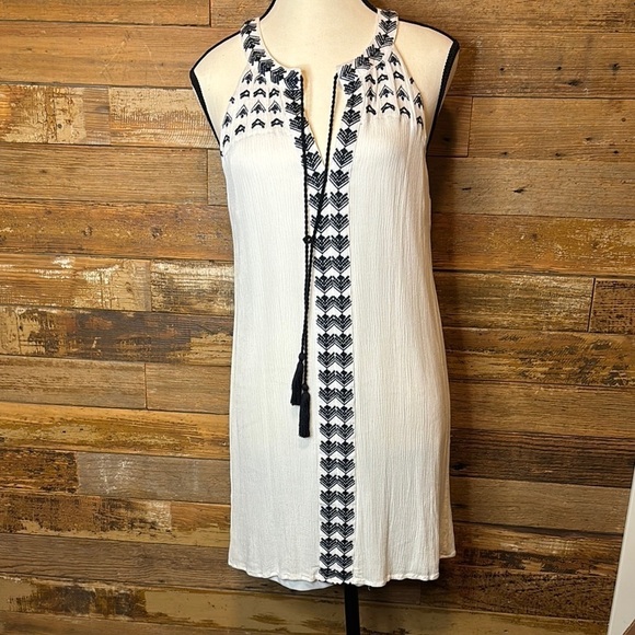 Forever 21 Dresses & Skirts - Forever 21 Women's White and Black Sleeveless Dress